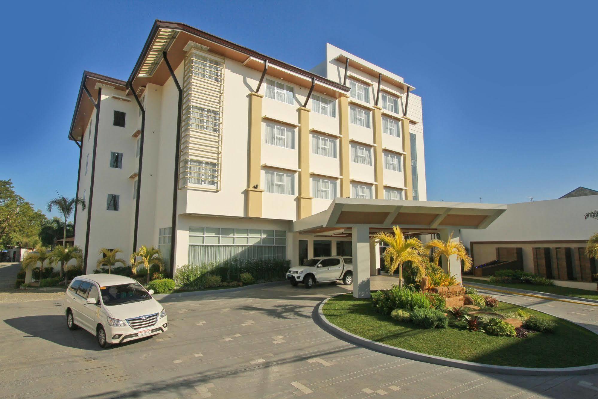 The Harvest Hotel Managed By Hii Cabanatuan City Exterior photo